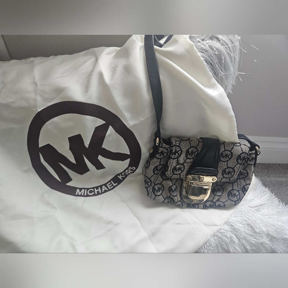 Barely worn cute little. Michael kore's canvas style logo, shoulder strap purse